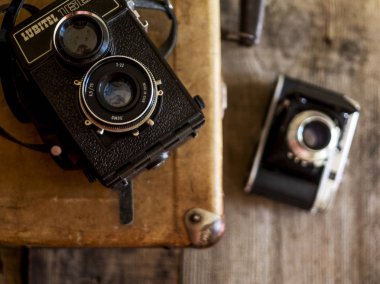 Vintage çanta arka plan üzerinde eski film kameralar
