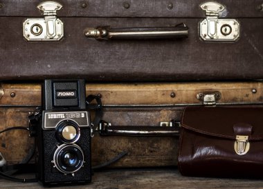 Eski film kamera vintage çanta arka plan üzerinde rulo.