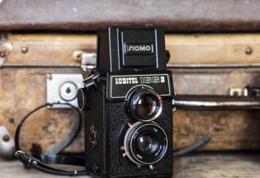 Eski film kamera vintage çanta arka plan üzerinde rulo.