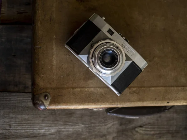 Staré fotoaparáty na film na pozadí vintage kufr — Stock fotografie
