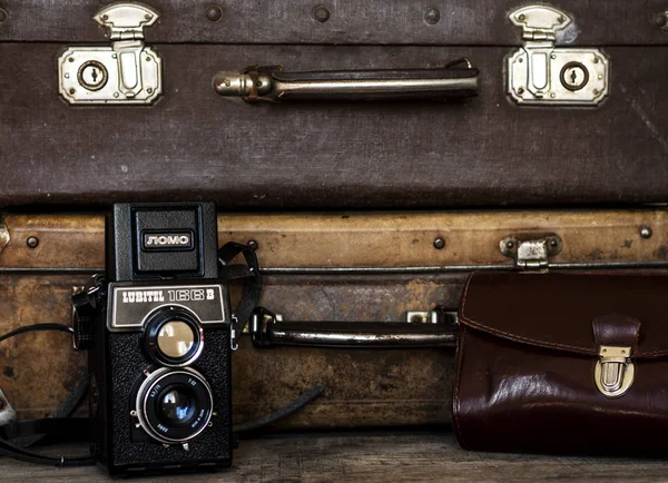 Eski film kamera vintage çanta arka plan üzerinde rulo.