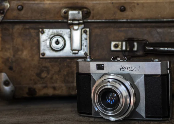 Old film cameras on the background of vintage suitcase — Stock Photo, Image