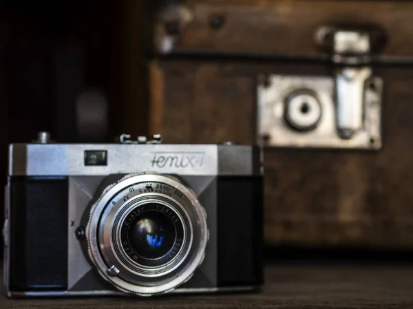 Старые пленочные камеры на фоне винтажного чемодана — стоковое фото