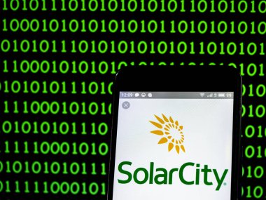 Solarcity enerji şirket logosu akıllı telefon görüntülenen gördüm