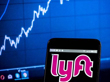 Lyft şirket logosu akıllı telefon görüntülenen gördüm