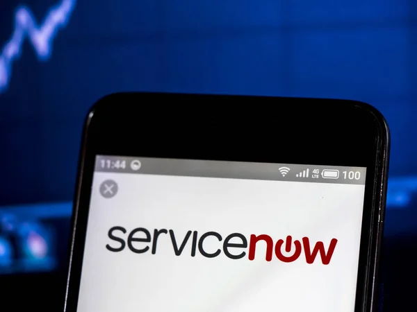 Servicenow, Inc. 회사 로고는 스마트 폰에 표시 된 볼 — 스톡 사진