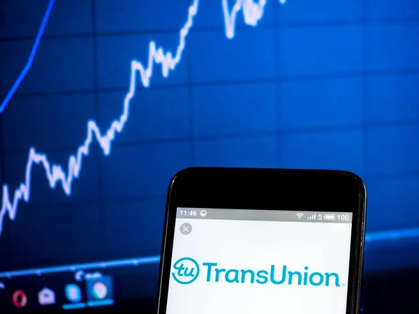 TransUnion Cmpany logo widoczne wyświetlane na smart phone — Zdjęcie stockowe