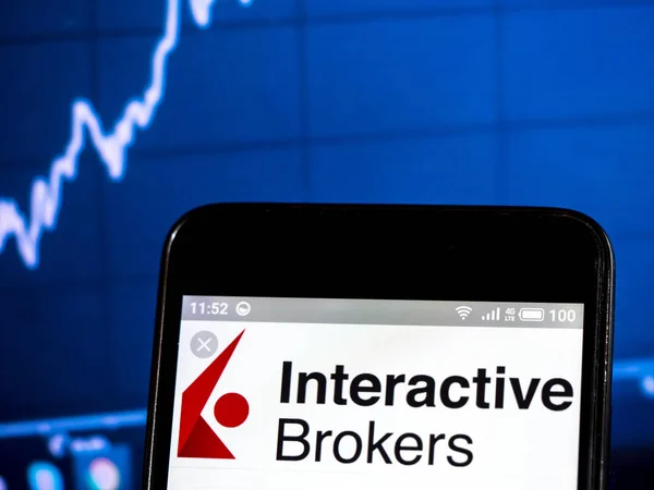 Логотип Interactive Brokers LLC отображается на смартфоне — стоковое фото