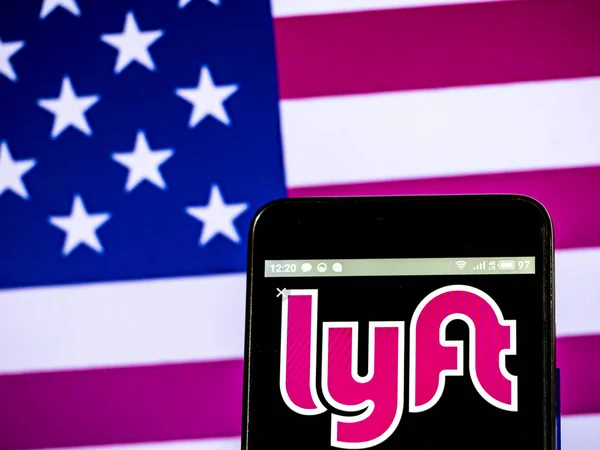 Logotipo de la compañía Lyft visto en el teléfono inteligente — Foto de Stock