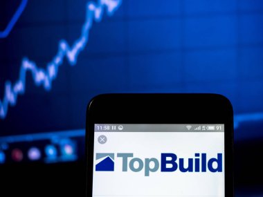 Topbuild şirket logosu akıllı telefon görüntülenen gördüm