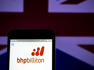 BHP Billiton madencilik şirket logosu akıllı telefon görüntülenen gördüm