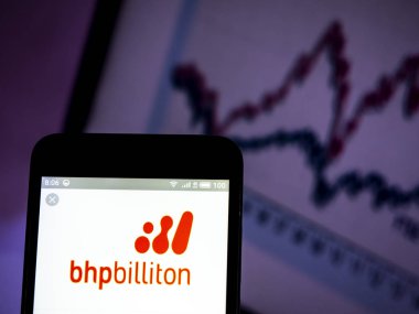 BHP Billiton madencilik şirket logosu akıllı telefon görüntülenen gördüm