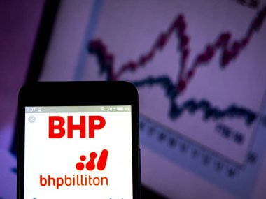 BHP Billiton madencilik şirket logosu akıllı telefon görüntülenen gördüm