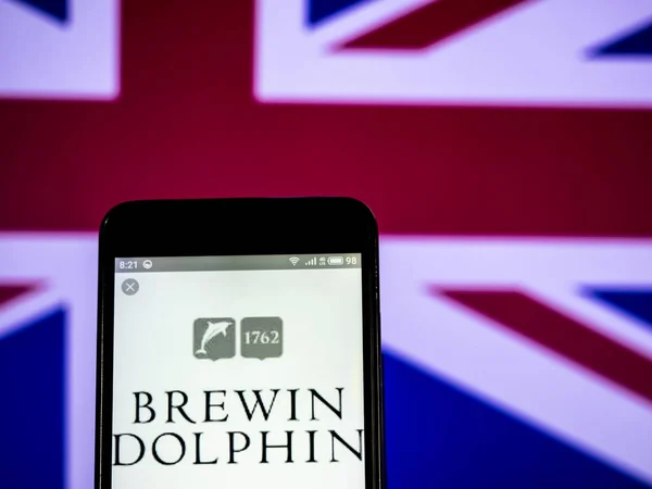 Logo společnosti Brewin delfínů plc vidět zobrazeného na chytrý telefon. — Stock fotografie