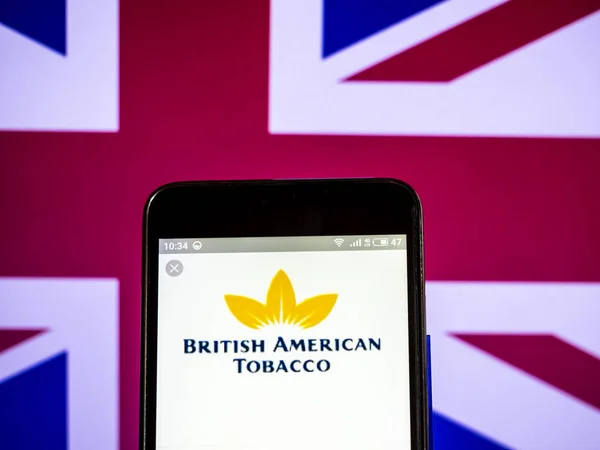 영국 미국 담배 회사 로고 볼 스마트 전화 표시 — 스톡 사진