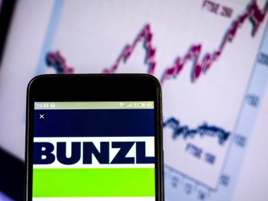 Bunzl plc şirket logosu akıllı telefon görüntülenen gördüm.