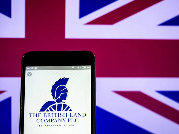 Britse Land bedrijfslogo gezien weergegeven op smart phone. — Stockfoto