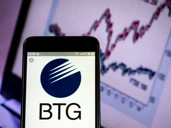 Btg plc 회사 로고는 스마트 폰에 표시 된 볼. — 스톡 사진