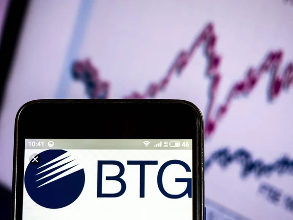 Btg plc 회사 로고는 스마트 폰에 표시 된 볼. — 스톡 사진