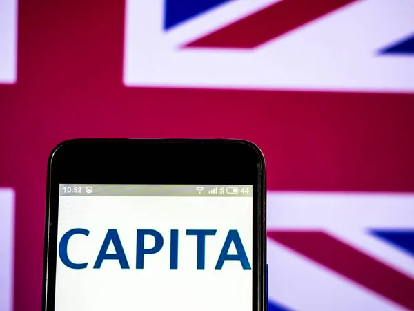Logotipo de la compañía Capita plc visto en el teléfono inteligente . —  Fotos de Stock