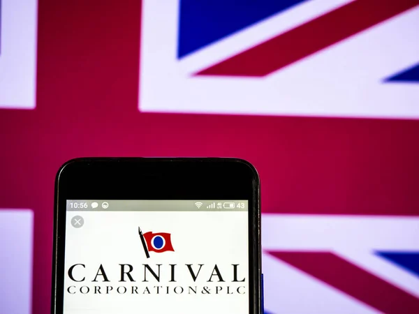 Carnival Corporation & plc logo vidět zobrazeného na chytrý telefon. — Stock fotografie