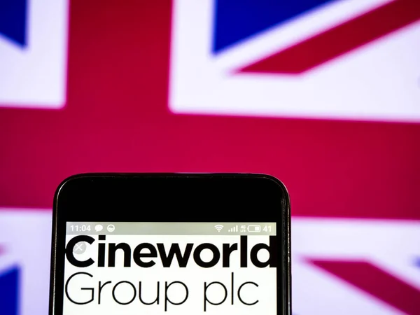 Cineworld 그룹 plc 회사 로고는 스마트 폰에 표시 된 볼. — 스톡 사진