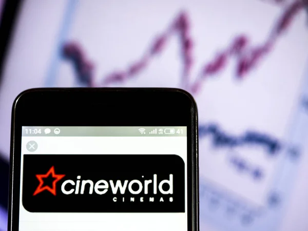 Cineworld groep plc bedrijfslogo gezien weergegeven op smart phone. — Stockfoto