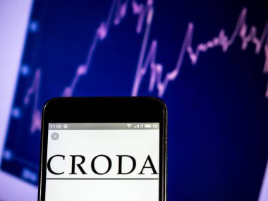Croda International plc şirket logosu görüntülenen akıllı pho gördüm