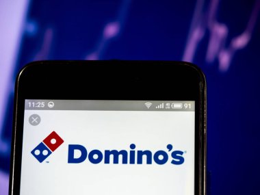 Domino s Pizza şirket logosu akıllı telefon görüntülenen gördüm.