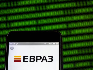 Evraz plc şirket logosu akıllı telefon görüntülenen gördüm.