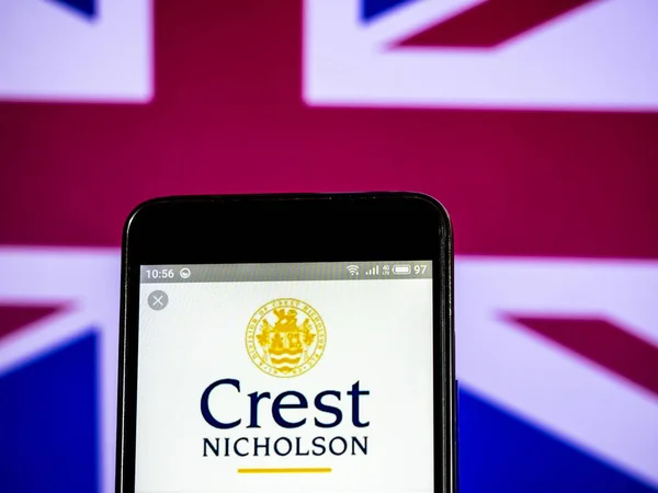 Logo de la compañía Crest Nicholson visto en el teléfono inteligente . — Foto de Stock