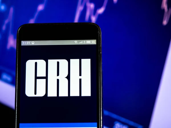 CRH Zrt. vállalati embléma látható megjelenített szúró telefon. — Stock Fotó