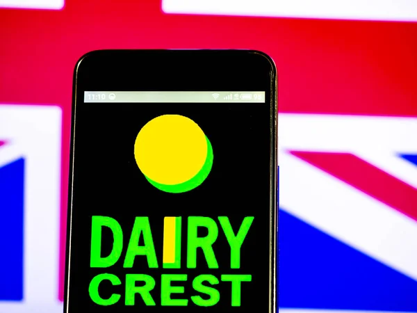 Logo firmy Dairy Crest Group plc widziałem wyświetlane na smart phone — Zdjęcie stockowe