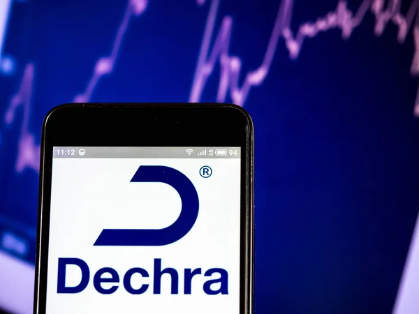 Dechra Pharmaceuticals logotipo da empresa PLC visto exibido no inteligente — Fotografia de Stock