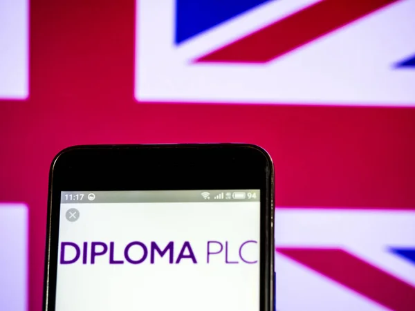 Diploma plc cég logója látható megjelenített szúró telefon. — Stock Fotó