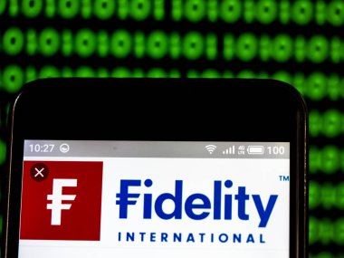 Kiev, Ukrayna - 9 Mart 2019: Sadakat özel değerleri Plc, sadakat Avrupa değerleri Plc, sadakat Çin özel durumlar Plc ve sadakat uluslararası şirket logosu akıllı telefon görüntülenen gördüm.