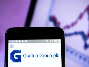 Grafton Group plc şirket logosu akıllı telefon görüntülenen gördüm.