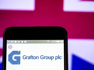 Grafton Group plc şirket logosu akıllı telefon görüntülenen gördüm.