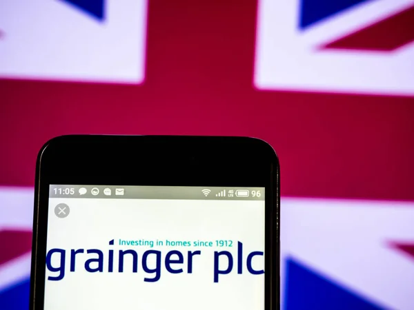 Grainger plc 회사 로고는 스마트 폰에 표시 된 볼. — 스톡 사진