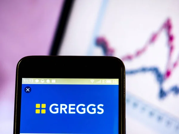 Greggs plc 회사 로고는 스마트 폰에 표시 된 볼. — 스톡 사진