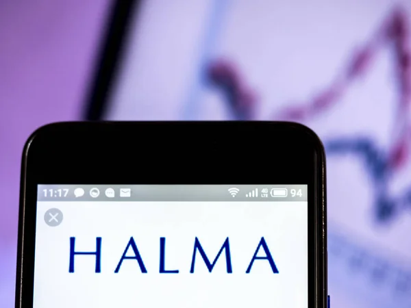 Halma plc bedrijfslogo gezien weergegeven op smart phone. — Stockfoto