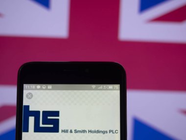 Hill ve Smith Holdings Plc şirket logosu görüntülenen akıllı p gördüm