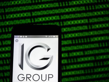  IG grup Holings plc logo akıllı telefon görüntülenen gördüm.