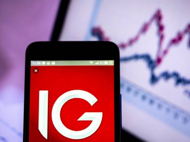  IG grup Holings plc logo akıllı telefon görüntülenen gördüm.