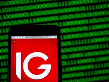  IG grup Holings plc logo akıllı telefon görüntülenen gördüm.