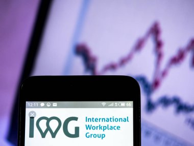 IWG plc şirket logosu akıllı telefon görüntülenen gördüm.