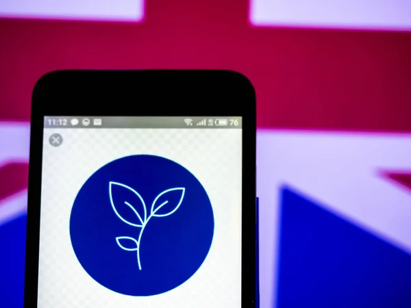 Kiew, Ukraine - 10. März 2019: Herald Investment Trust plc Firmenlogo auf dem Smartphone zu sehen. — Stockbild Herold Investment Trust plc Firmenlogo gesehen auf smar angezeigt — Stockfoto