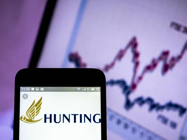 在智能手机上显示的狩猎 plc 公司标志. — 图库照片