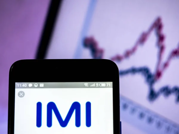 Imi plc 회사 로고는 스마트 폰에 표시 된 볼. — 스톡 사진