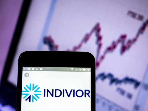 Indivior Plc 회사 로고는 스마트 폰에 표시 된 볼. — 스톡 사진